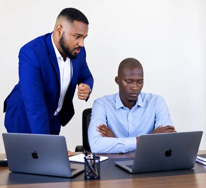 Moustapha Kachab et Mouhammad Gueye travaillent ensemble devant leurs ordinateurs