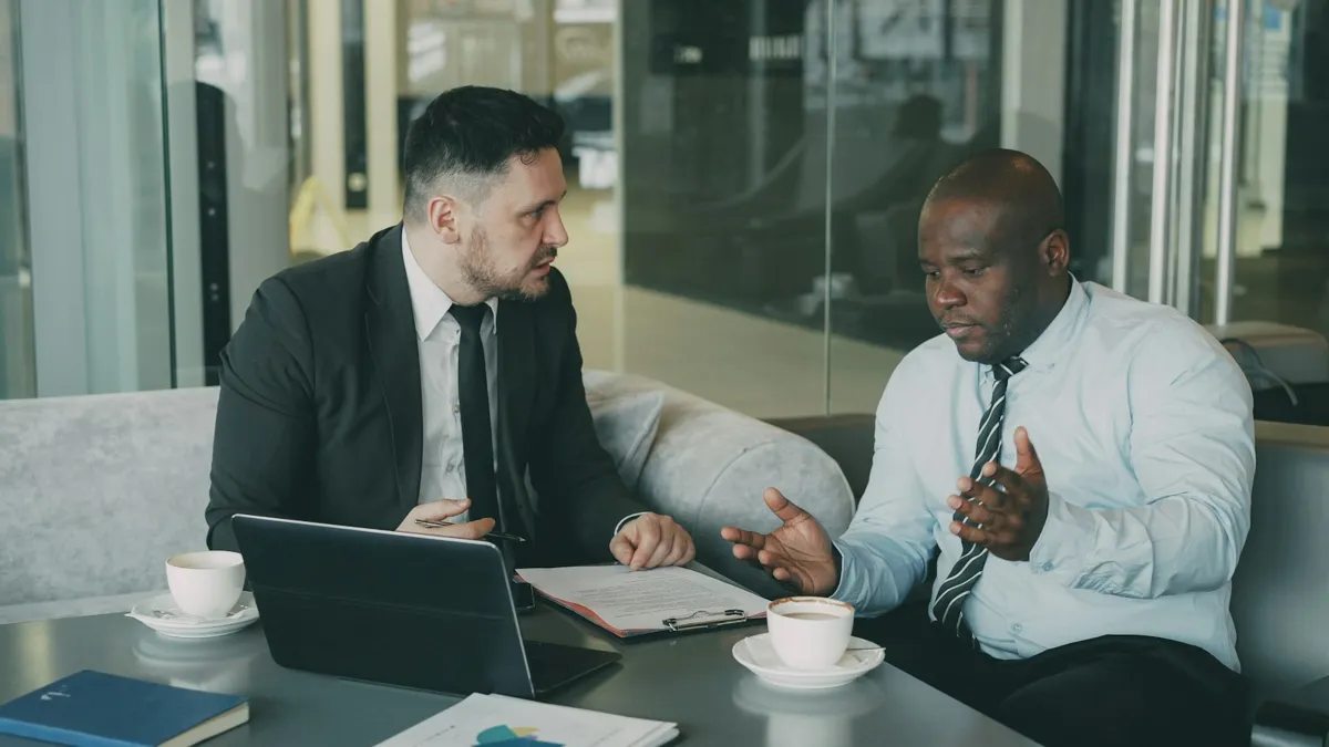 Deux hommes en costume discutent de documents autour d'une table